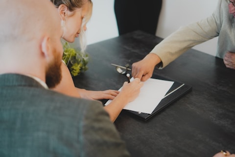 Pareja firmando documentos de divorcio con un abogado