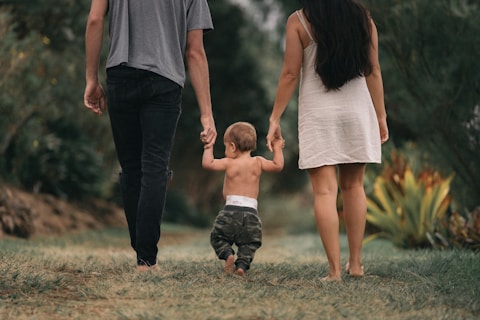 Madre y padre con su hijo, concepto de custodia compartida