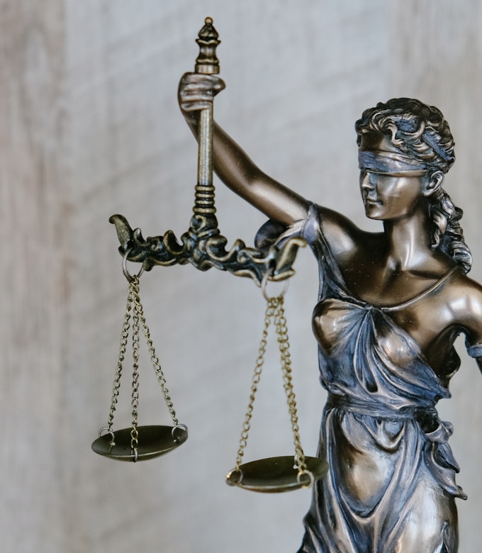 Balanza de la justicia sobre el escritorio de un abogado familiar en CDMX